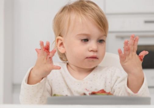 A baba jelnyelv hosszú távú előnyei a totyogóknak