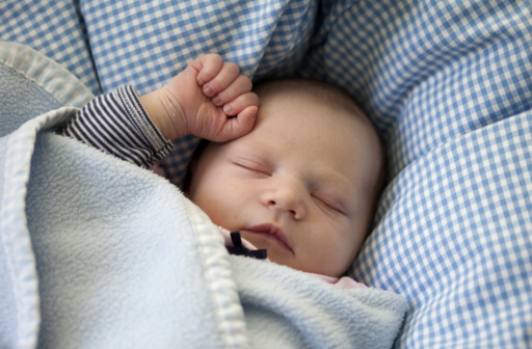 A szülők támogatása: Hogyan értsük és válaszoljunk a baba alvási jeleire