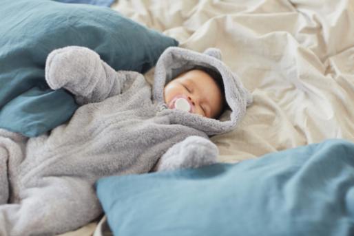 Alvás tanítás vs ragaszkodó szülészet: A családod középutat találása