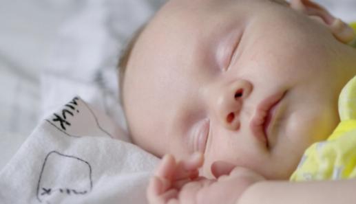 Alvási rutinok és kötődés harmonizálása: Egy újdonsült szülő stratégiája