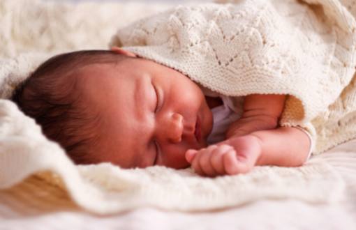 Alvásoktatás útjának vezetése erős szülő-baba kapcsolat fenntartása mellett
