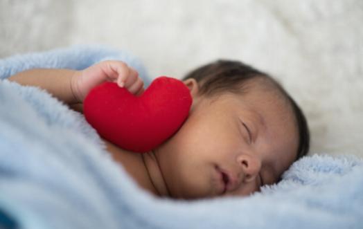 Az alvás tréning egyensúlya: Tippek a biztonságos kötődéshez csecsemők és kisgyermekek esetén
