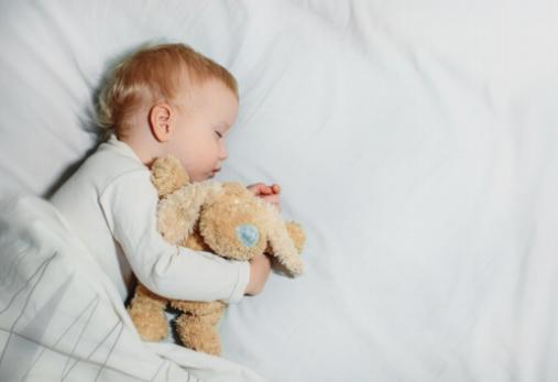 Az édes pont: Az alvás nevelése a babádnál, miközben érzelmi kötődést ápolsz
