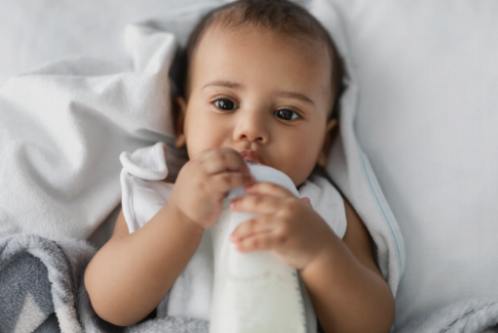 Újszülött kortól a kisgyermeki korig: fejlődő alvási minták és hogyan lehet lépést tartani velük
