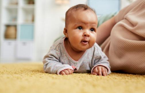A babád biztonságban tartása és védelme: A biztonsági kapuk használatának fontossága