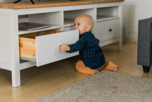 A szekrényzárak használatának előnyei a gyermekbiztonságban