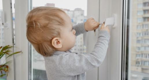 Ablakvédelem lehetséges opciói a babád biztonságának megőrzésére