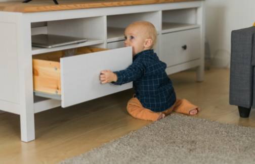 Balesetek megelőzése: A biztonsági hevederek előnyei a baba- és kisgyermek bútoroknál