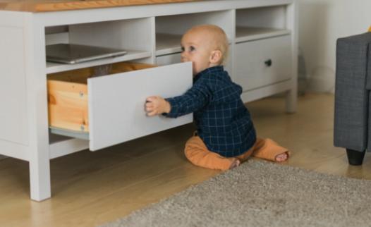 Balesetek megelőzése: A bútorrögzítők fontossága kisgyermekek számára