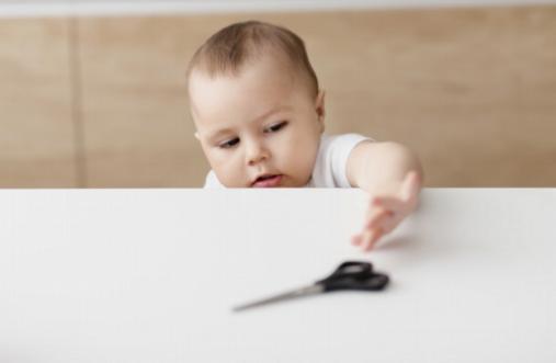 Hogyan válasszuk ki a megfelelő ajtótámasztó eszközt a kisgyermekednek