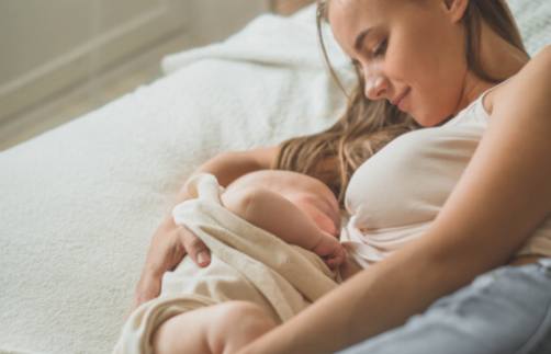 Hogyan kezeljük a szoptatással járó kihívásokat: Tanácsok az újdonsült anyáknak