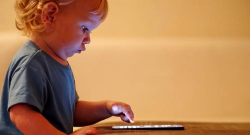 A kisgyermekek hosszú távú képernyőidejének hatásainak megértése