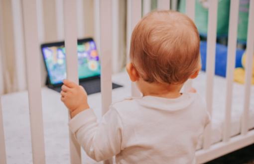 A képernyőidő kritikus hatása az újszülött agy fejlődésére