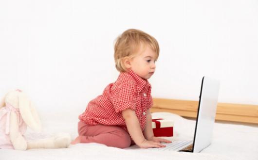 A számítógép használatának korlátozásának fontossága az egészséges fejlődés szempontjából a csecsemőknél